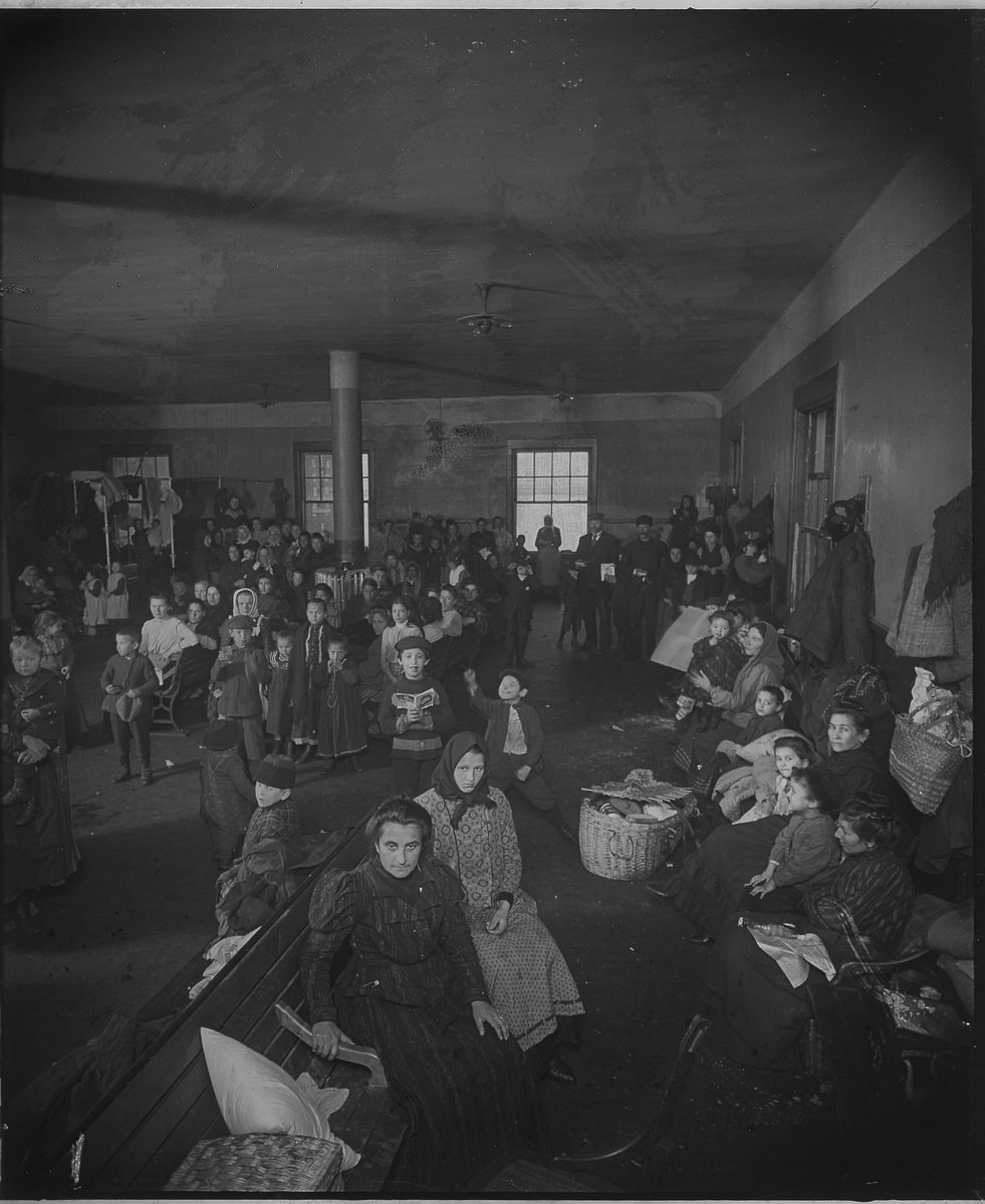 amhistorymuseum's tweet photo. Today in 1954: Ellis Island closes after processing 20+ million since opening in 1892. Underwood &amp; Underwood Glass Stereograph Collection. https://t.co/j7riqFT1Nl