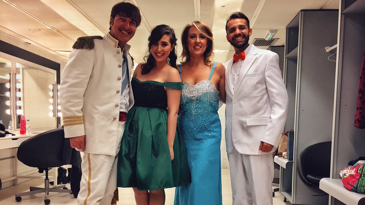laurapastor89's tweet photo. Mañana más y mejor!!! Os esperamos a las 17:00 en el @PalauSantJordi ❄️☃️ #FrozenInConcert https://t.co/0NZvhj1zz7