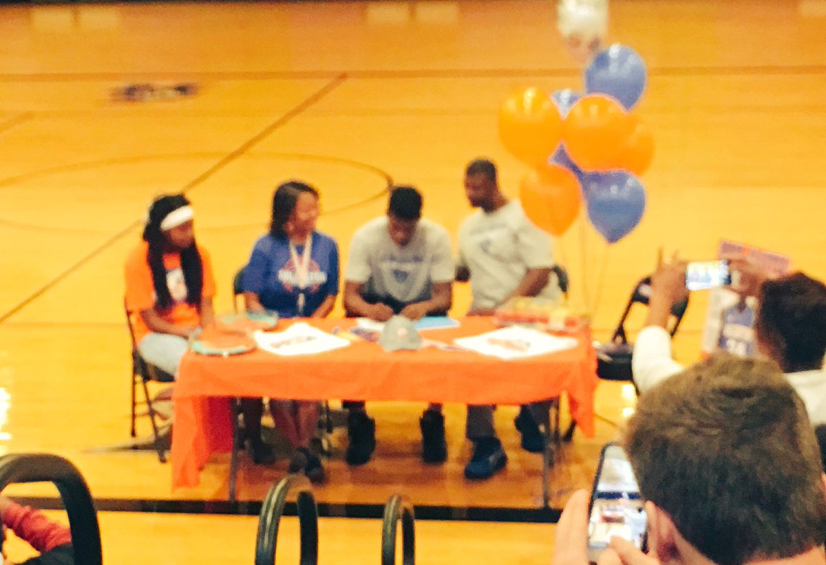 THPElite's tweet photo. Tim Holland (@yungjr_ol) Signing his NLI to play basketball for UT Arlington and head Coach Scott Cross! Congratulations! #RIPBigTim https://t.co/qQ92roEINW