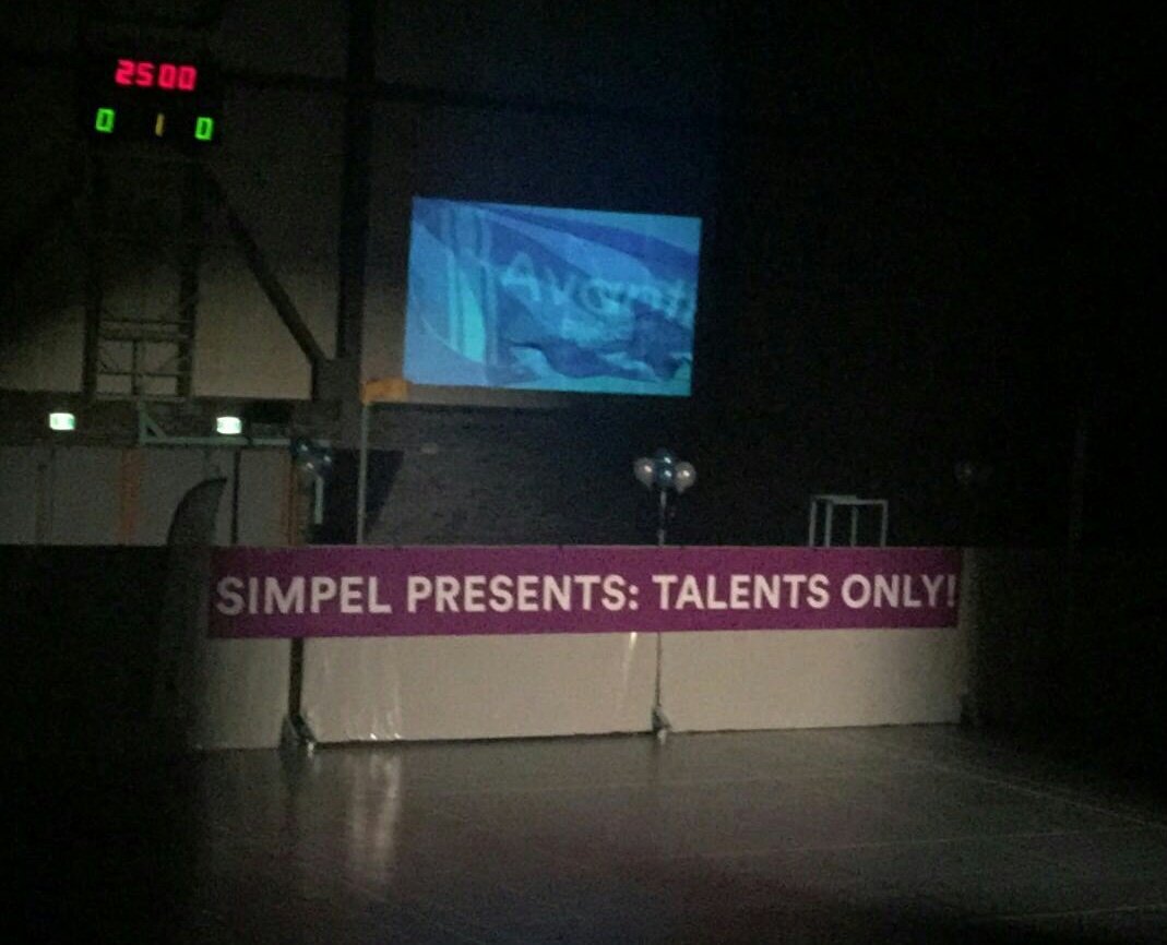 2Basics_NL's tweet photo. .@Simpel.nl trapt sponsorschap af met een #spectaculaire zaalopening tijdens de wedstrijd B1 @Avantikorfbal  - @zkvdemeervogels #talentsonly https://t.co/kmQcRdp5iE