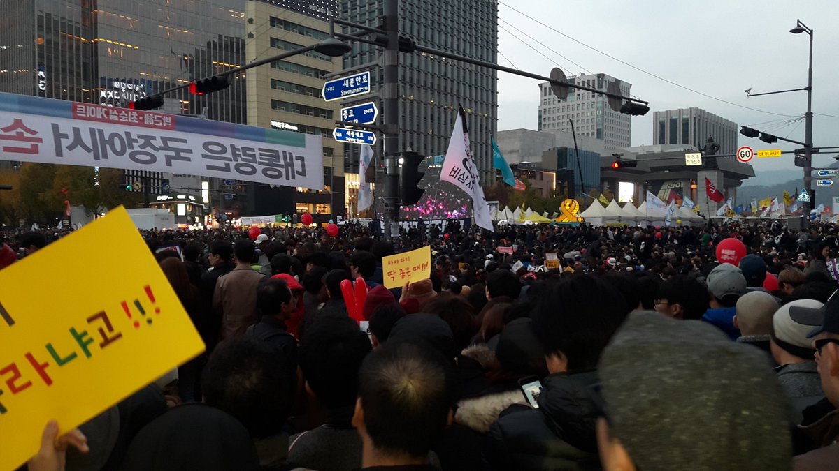 dj0348's tweet photo. 개인적으로 영국의 명예혁명의 모습으로 왕조국가의 퇴진을 희망했지만 단지 희망사항일 뿐이었던 일주일...
이제는 21세기 한국판 프랑스 시민혁명의 모습을  꿈꾸어본다. 
이제는 오로지 시민의힘으로 이 헉명을 완성을 완수해야  한다. https://t.co/YYboBCxyOK