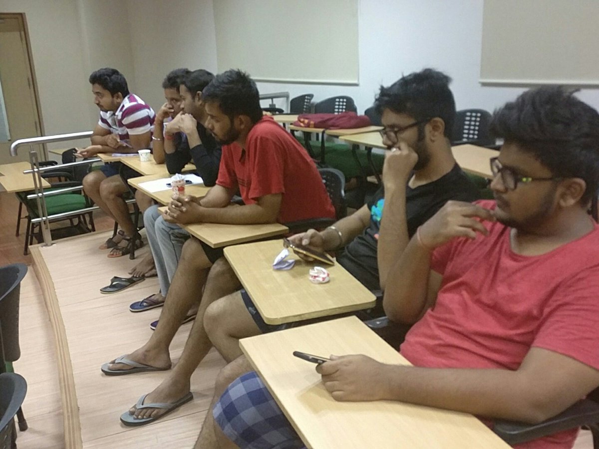 Markaholic_IFMR's tweet photo. Students listening to the participants' views with great interest! @IFMR_SriCity #IFMR #demonitization #midnightdebate https://t.co/5wkKySFBB2