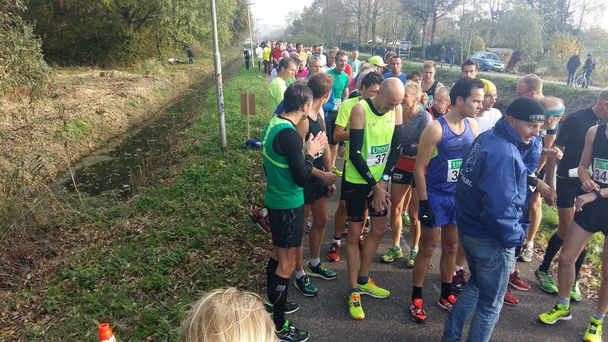 HansFreije's tweet photo. Startschot verricht voor 5 en 10 km @unive #loopcircuit bij @avtyphoon: #veelbetrokkenheid, #ideaalweer https://t.co/o3zSmxyjqL