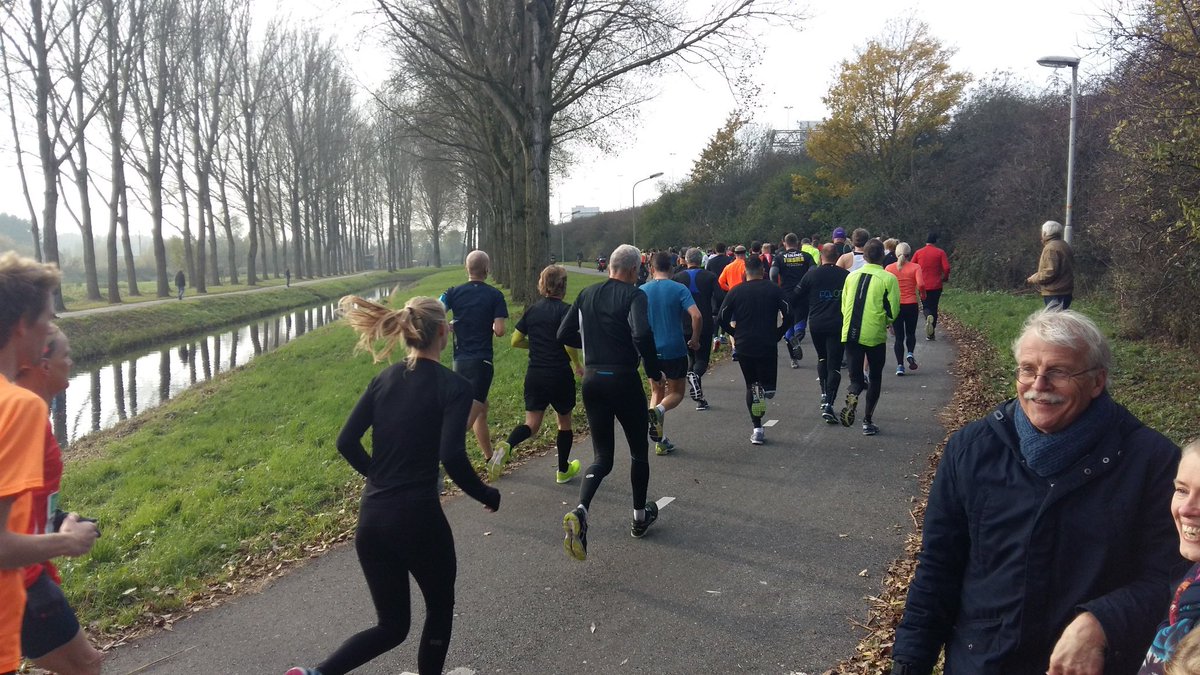 HansFreije's tweet photo. Startschot verricht voor 5 en 10 km @unive #loopcircuit bij @avtyphoon: #veelbetrokkenheid, #ideaalweer https://t.co/o3zSmxyjqL