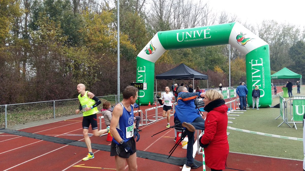 HansFreije's tweet photo. Startschot verricht voor 5 en 10 km @unive #loopcircuit bij @avtyphoon: #veelbetrokkenheid, #ideaalweer https://t.co/o3zSmxyjqL