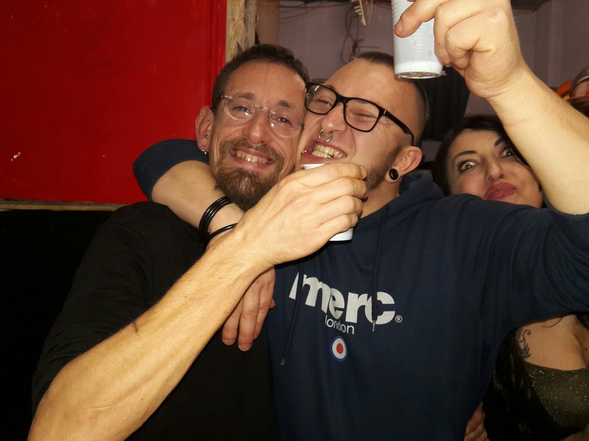 LASTDECAYDIY's tweet photo. @ibreatheyoudie @Scalva_ ...che bbotta!! #ardecore #postumi #friendship #oi! :* https://t.co/yTpjEG3e0P