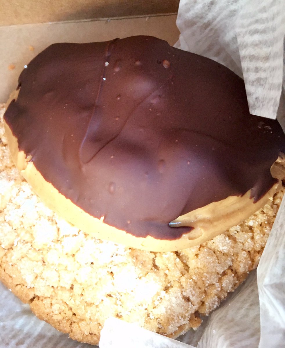 LonnaDeluke's tweet photo. #janeandjohndough #yesimeatingthis #peanutbuttercookie https://t.co/Rpk0QX7sfD