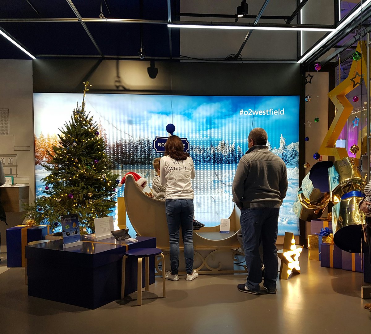 TapForTech's tweet photo. The new theme has landed. Come down and check out some VR on the sleigh. #ChristmasIsComing #goldsleigh #o2westfield #o2whitecity https://t.co/JRaAR2HaRN