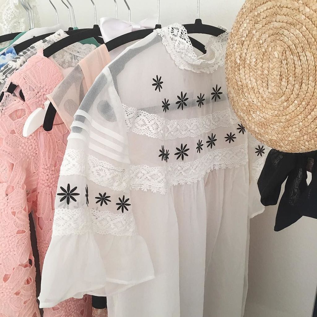 hayleypaigexoxo's tweet image. Picked up the sweetest sheer blouse that I plan to wear post pregnancy👏🏻🎀 #fivemoreweeks #… ift.tt/2fu64h9