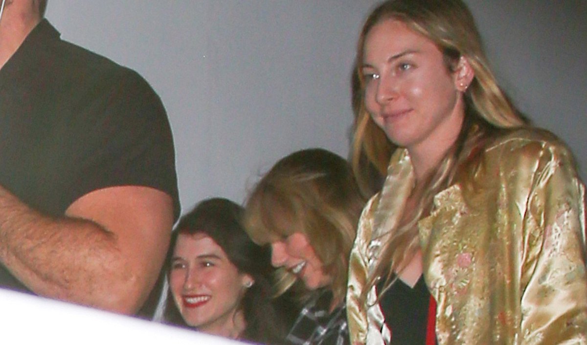 JustJared's tweet photo. Taylor Swift caught a movie screening last night with friends! Find out what they saw: https://t.co/W7StR6TeeK https://t.co/wrz9OrMjbN