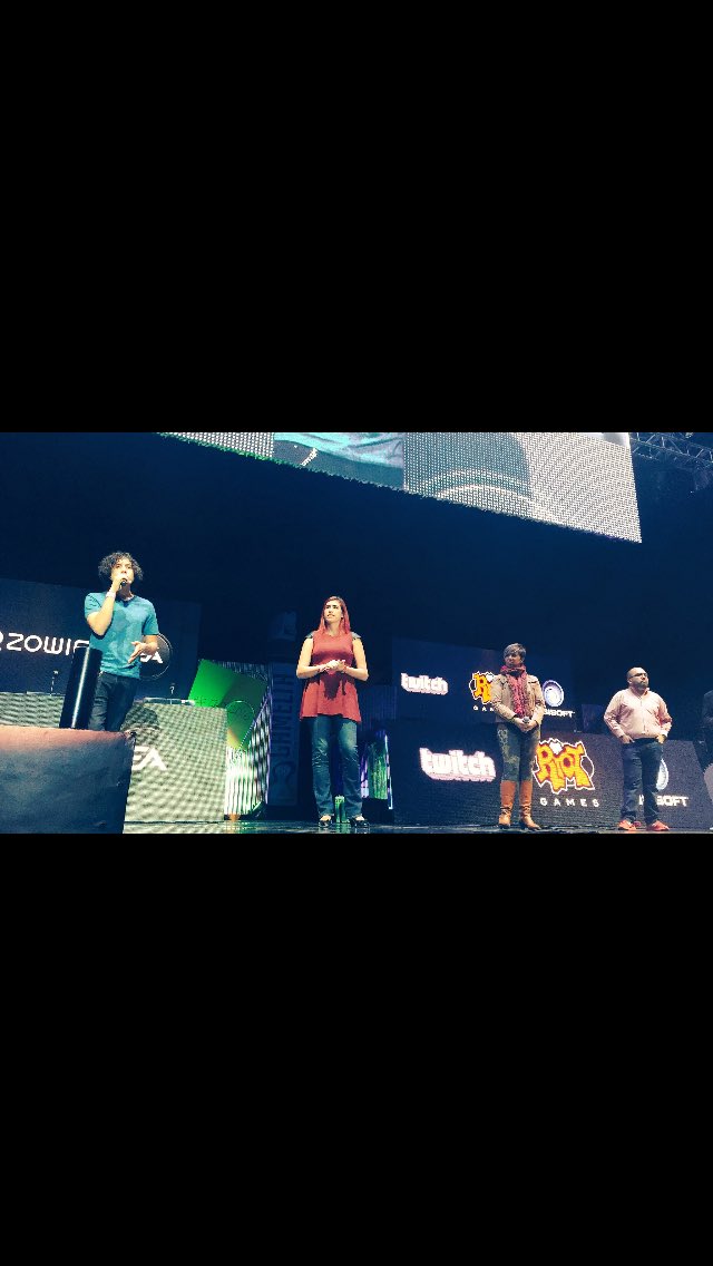 alejandro0rozco's tweet photo. @laedwardss @UbisoftLatam @OphCourse @GamesCeleb gracias por todo! Gran presentación en @ArenaCdMexico !!! #WatchDogs2 https://t.co/rJXRxYRlmT