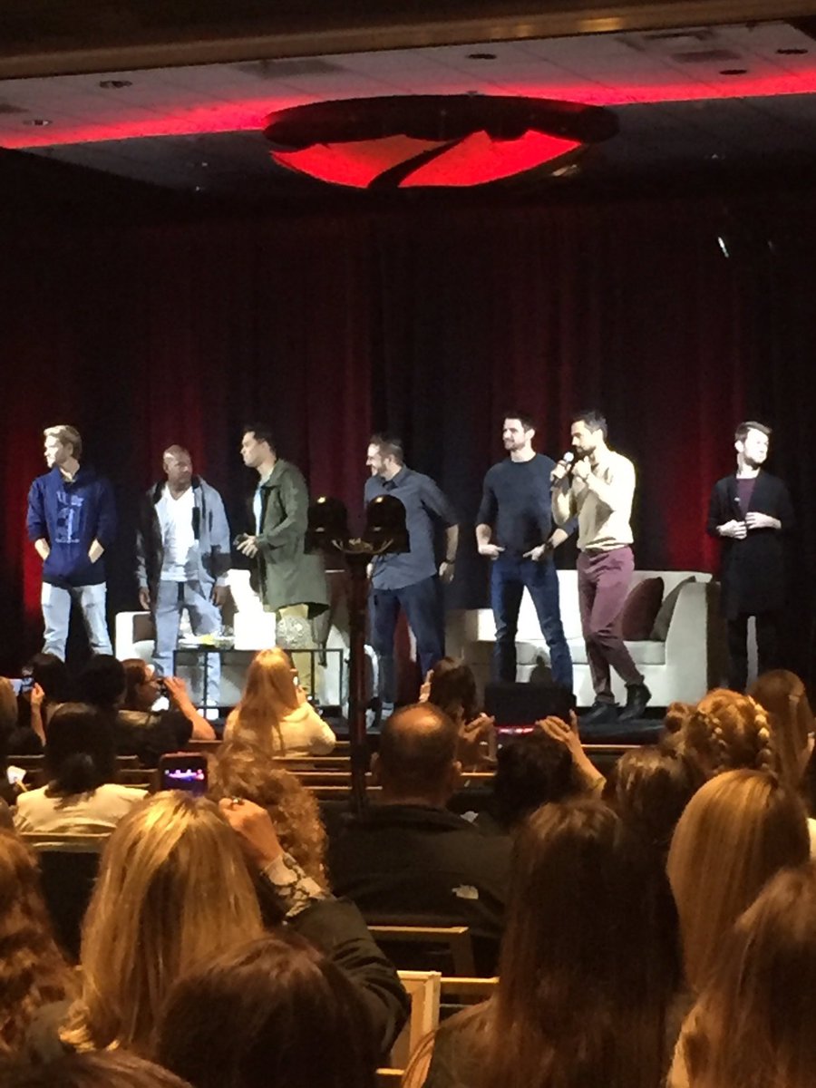 JLaffertyBR's tweet photo. James e os meninos na abertura! #TreeHillTakesChicago https://t.co/vRklaF93HJ