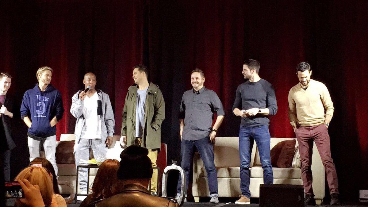 JLaffertyBR's tweet photo. James e os meninos na abertura! #TreeHillTakesChicago https://t.co/vRklaF93HJ