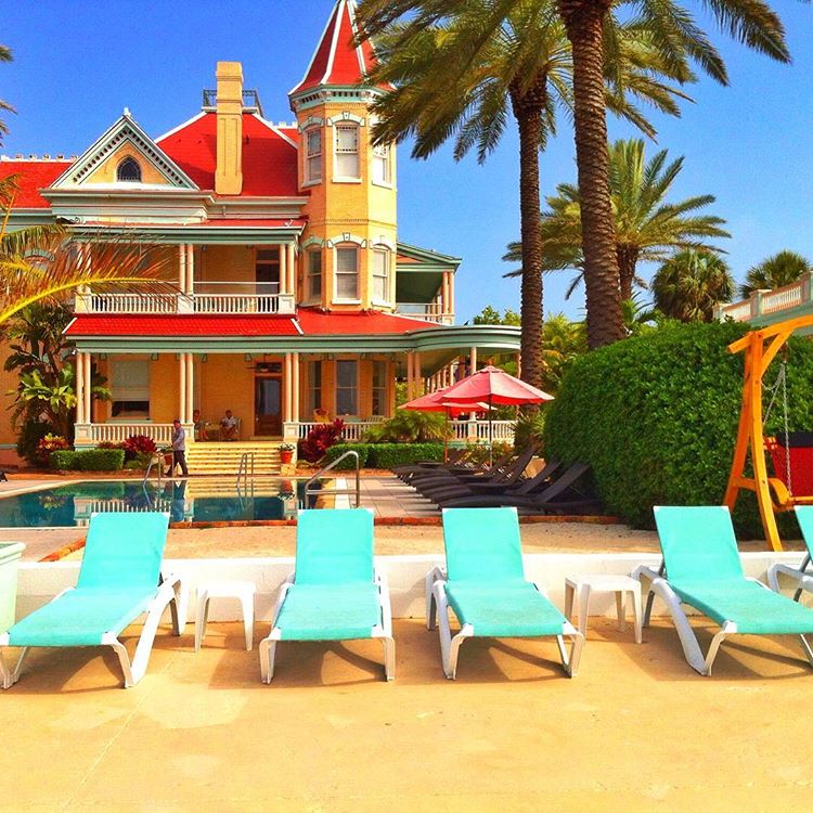 Nothing sounds better this weekend than some sun and sand, crafting a tan with a drink in your hand! bit.ly/2cnR6ww