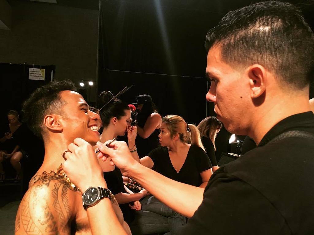 allanbcoolpea's tweet photo. #HonoluluFW #KeyMakeup Creative Lead @allanbcool @makeupbyallanbcool instructs #makeup tea… https://t.co/8kXmjb9wcz https://t.co/W2vKMuQJy6