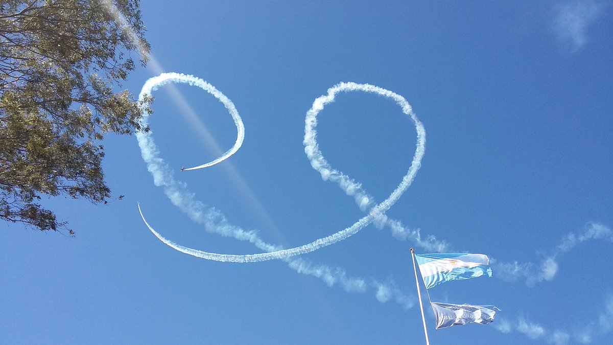 gaby_galletti's tweet photo. Hermoso espectáculo en #BahiaVuela en Aeroclub Bahía Blanca https://t.co/APmLsapo7l