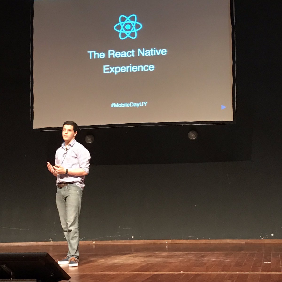 .@_lucho99 hablando de #reactnative en #mobiledayuy