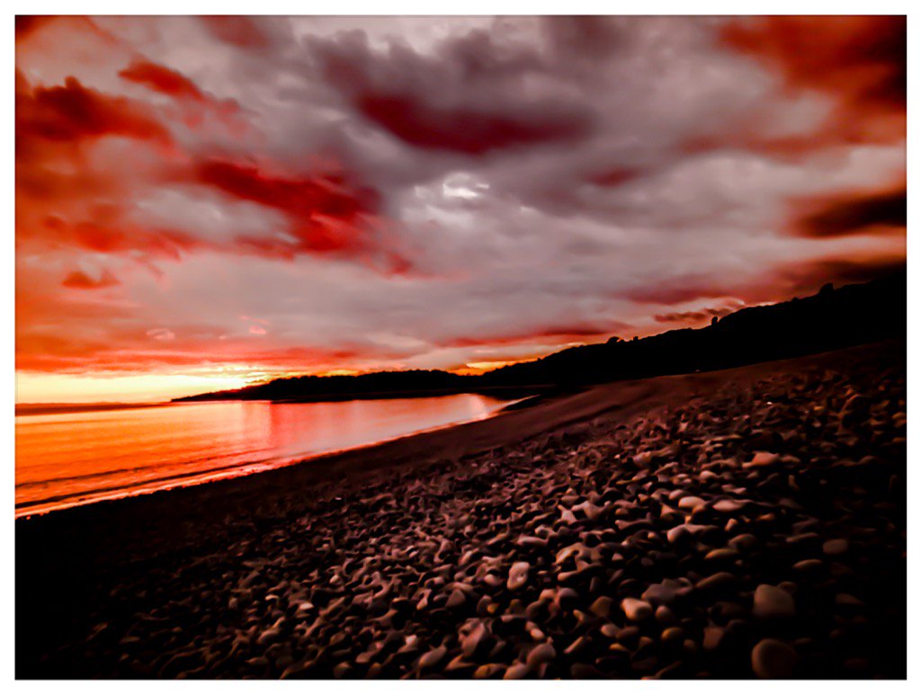 ItsYourWales's tweet photo. David with Barry Island Riviera and a Cold Knap pebble Beach at Sunset courtesy @DavidDclemett https://t.co/6wxBd64JrJ
