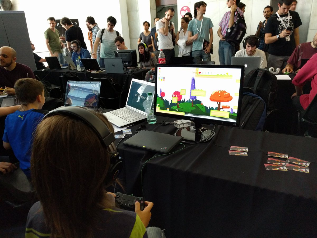 geekylegal's tweet photo. Muy concentrado jugando #PlataformaUltra de @santi_aboy en #MeetTheGame en el @culturalsanmar https://t.co/s1PO5ESYW0
