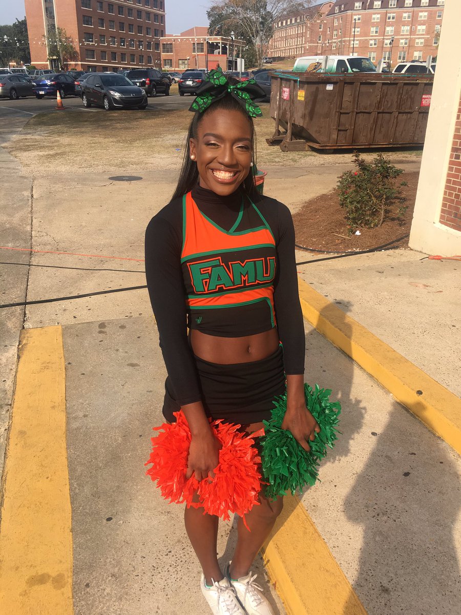 justcallme_ev's tweet image. Last home game foreverrrrrrr 😭😭 #FAMUcheer 🐍🎀