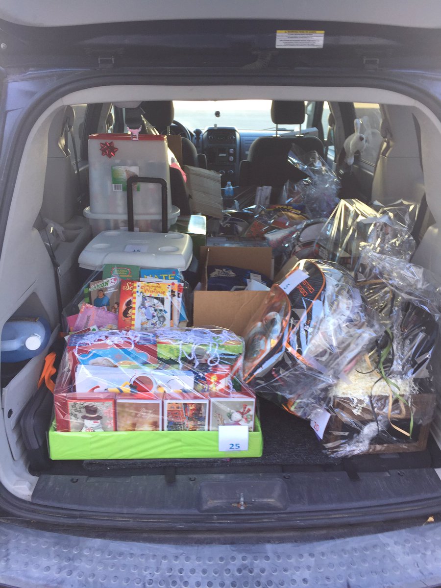 trendscaresCAN's tweet image. Silent auction is loaded up for #charitiBOWL @IntlTrends