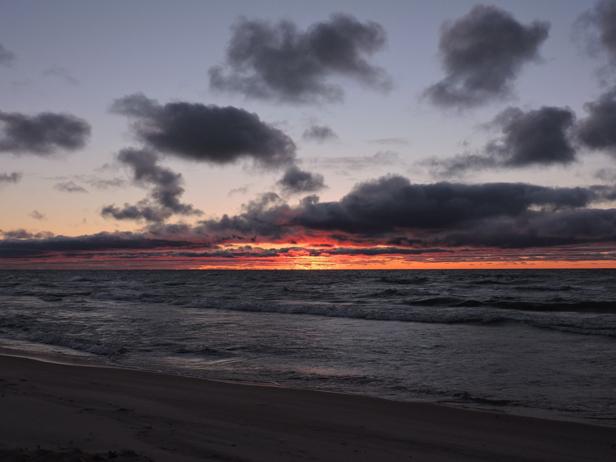 skipper99g's tweet photo. Magnificent Lake Michigan sunset from Little Point Sable 11/11/16 https://t.co/03NjPUjzCF