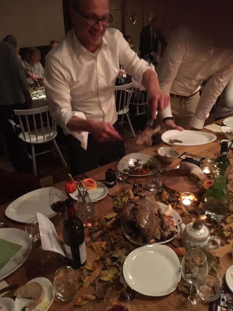 Burgemeester Sijbom trekt iemand een poot uit in Dinkelland #slowfoodtwente #StMaartengansdiner