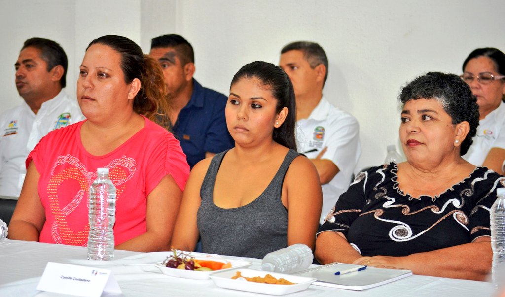 contraloriamich's tweet photo. Revisamos las acciones prioritarias con el Consejo y escuchamos sus inquietudes para lograr que Coahuayana sea Municipio Modelo. #EstáenTi https://t.co/7BiSABUhDy