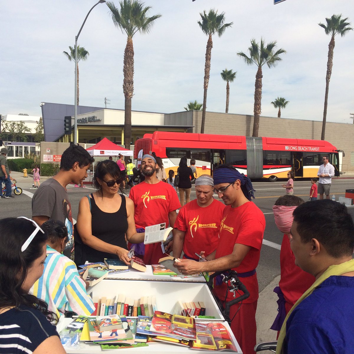 Come & get your free books from the #BookBike! #LBPLBookBike #BeachStreets #SpeedReader #LBPL #📚🚲