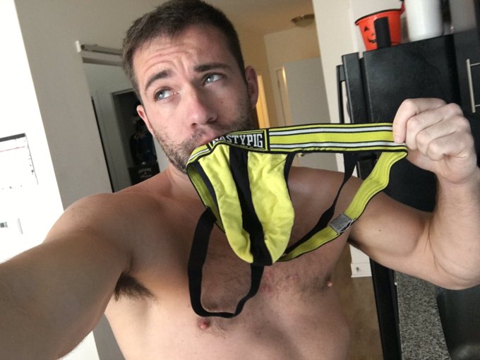 What to wear? @nastypig https://t.co/dvbRyB7nYS