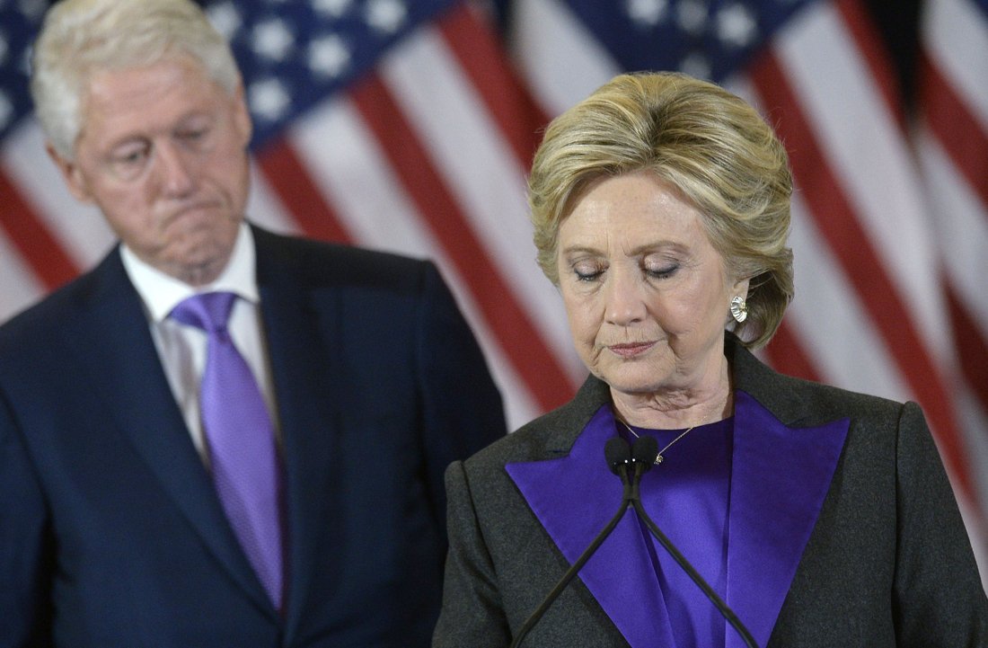 destandaard's tweet photo. Clinton schuift nederlaag af op FBI-directeur Comey https://t.co/pSrQk57ZBg https://t.co/OHXgWjWq0H