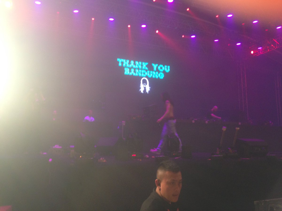 satribo's tweet image. And the show is over @steveaoki ,thanks @djavarave for awesome show