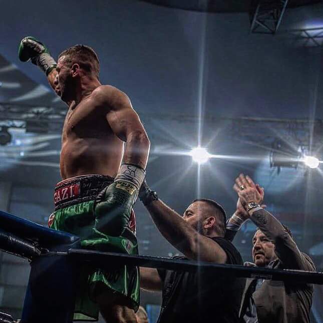 avniyldrm3's tweet photo. 1️⃣4️⃣▶️0️⃣ Yarın, elbet bizim, elbet bizimdir👊
Gün doğmuş, gün batmış, ebed bizimdir! #MRROBOT @ahmetonerboxing 🇹🇷🇹🇷🇹🇷 https://t.co/tGLgN7fxvD