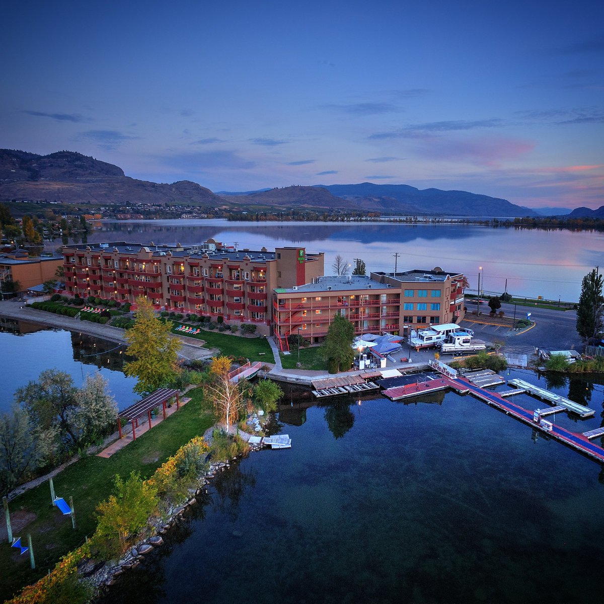 CANVirtualTours's tweet image. The #HolidayInn in #Osoyoos is one of the Finest Lakeside Hotels in #BritishColumbia located on a peninsula.  #explorebc #explorecanada