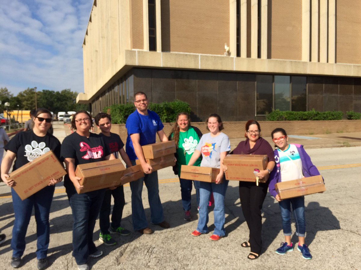 BurginElem's tweet photo. Burgin Staff and Students helped move over 2,000 thanksgiving boxes this morning at Mission Arlington! https://t.co/CZJ4p7d6QO