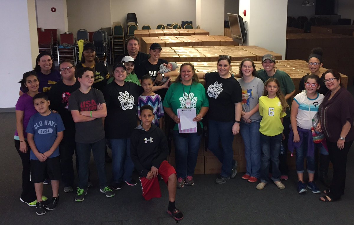 BurginElem's tweet photo. Burgin Staff and Students helped move over 2,000 thanksgiving boxes this morning at Mission Arlington! https://t.co/CZJ4p7d6QO
