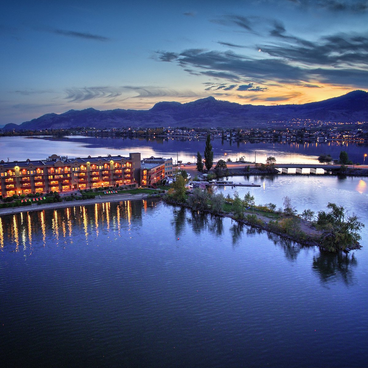 CANVirtualTours's tweet image. The #HolidayInn in #Osoyoos is one of the Finest Lakeside Hotels in #BritishColumbia located on a peninsula.  #explorebc #explorecanada