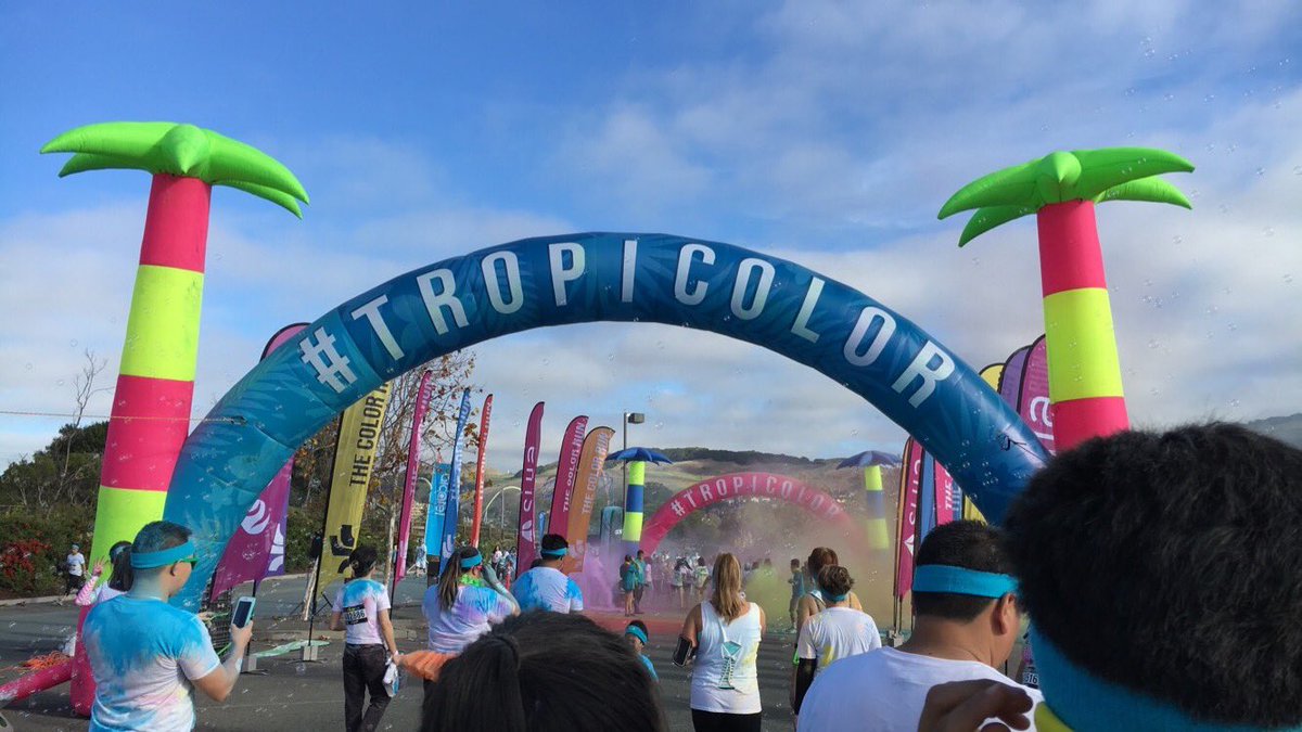 __kaaaate's tweet image. i accidentally swallowed the powder like five times #Tropicolor #ColorRun2016 (@chrisssytiiine)