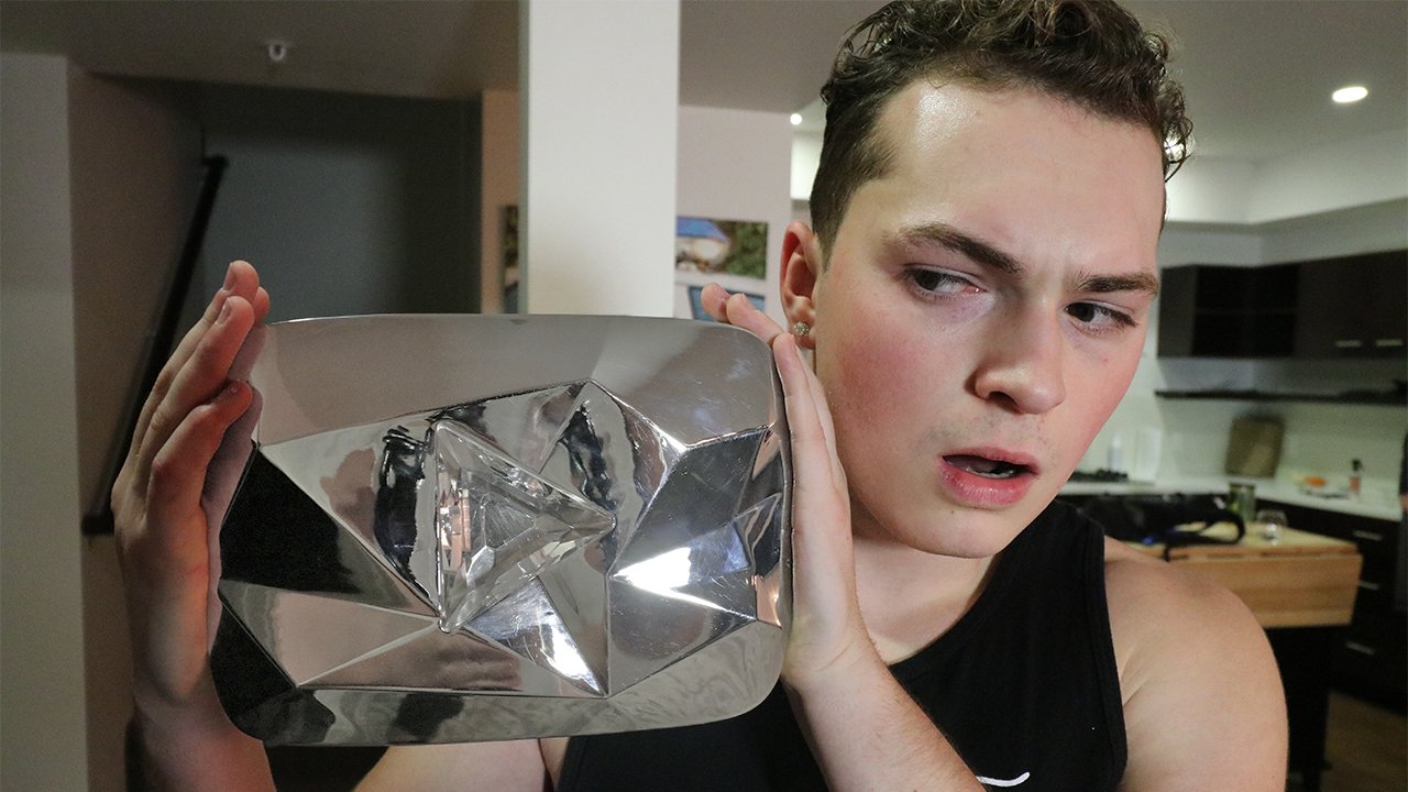 Как выглядит бриллиантовая кнопка. Как выглядит бриллиантовая кнопка. Бриллиантовая кнопка. Как выглядит бриллиантовая кнопка. Дима масленников 2022.