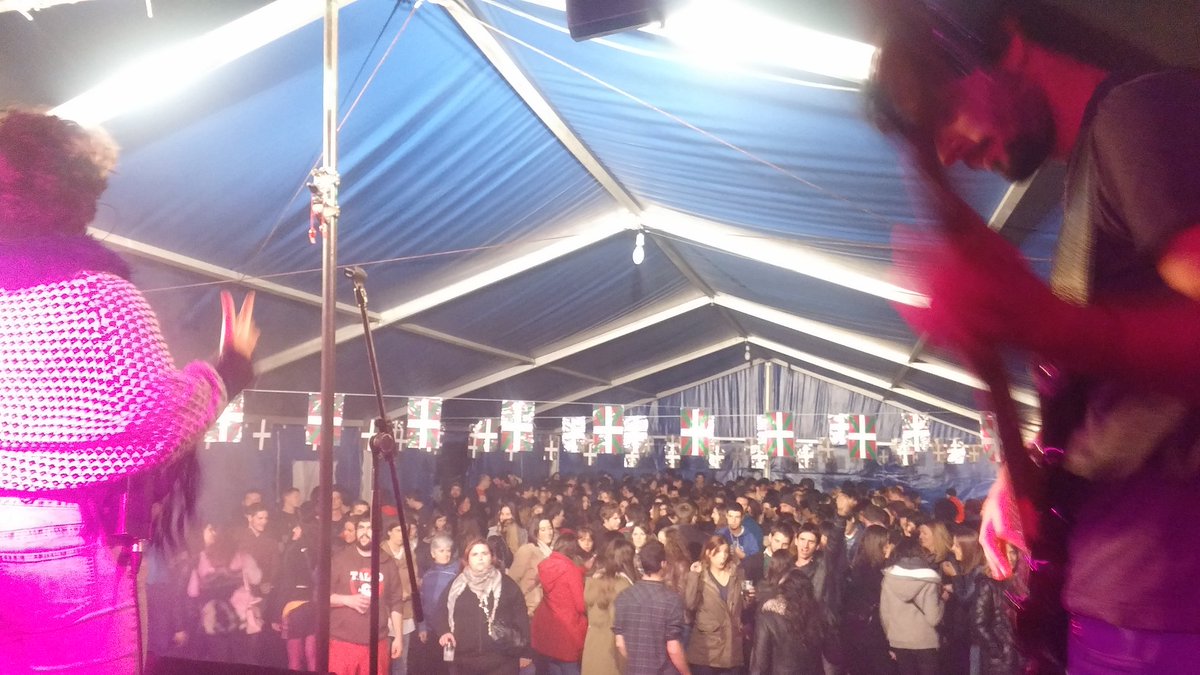 <a href="/Honat_erromeria/">Honat</a> taldeak Lezamako jaietako karpa bete eta dantzan jarri du