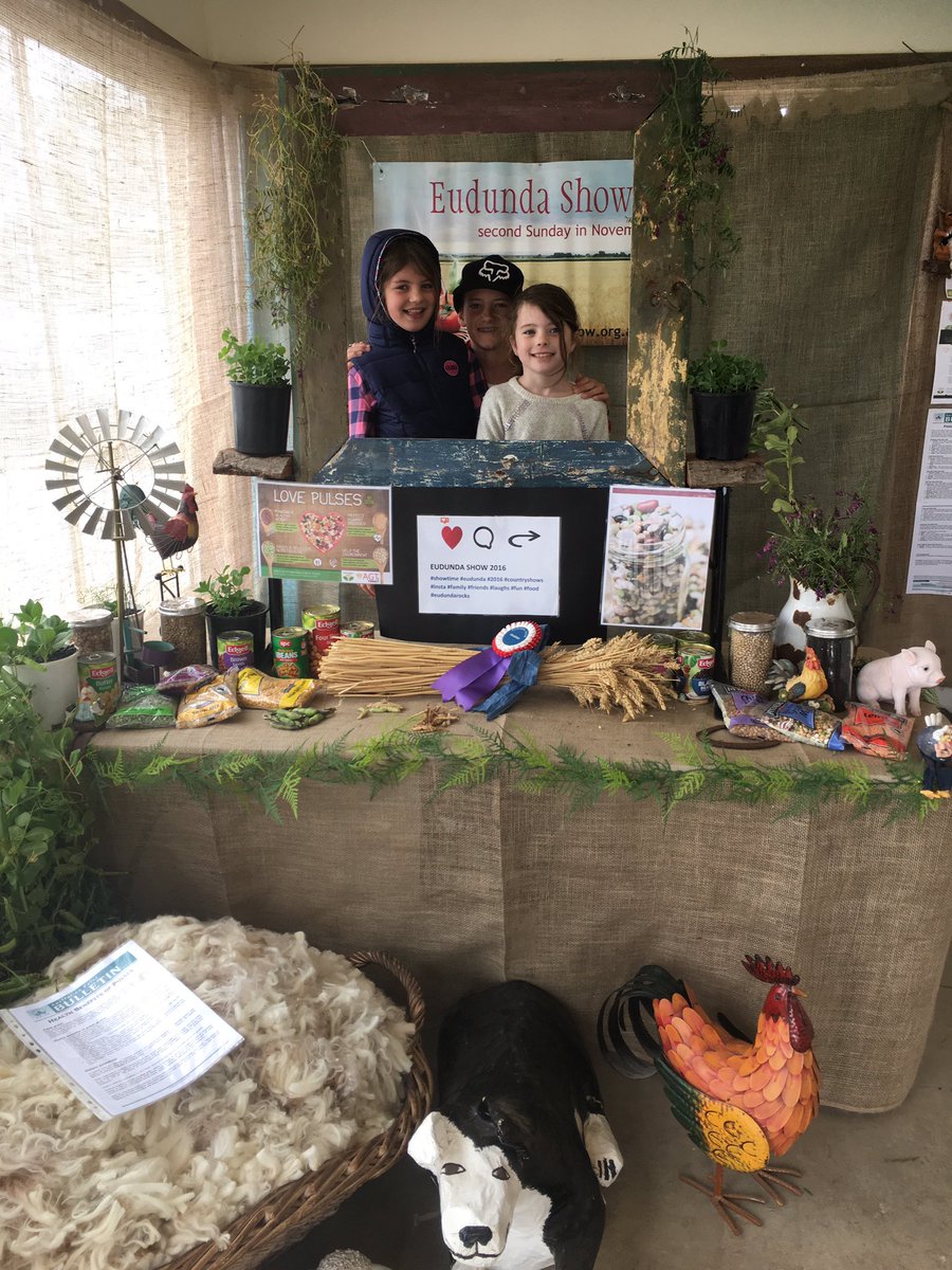 I'm opening the #eudunda #2016 #countryshow today and talking #IYP16, cheer squad are having a great time! @Pulse_Australia #lovepulses