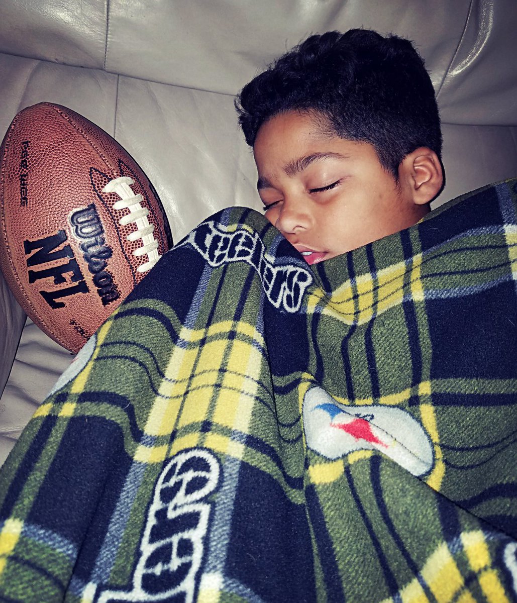shello9wonwon's tweet photo. @elgin_horton @NoWoman_NoTy 9:00 PM on a Saturday and your brother is knocked out. https://t.co/pXGzDfBwN9