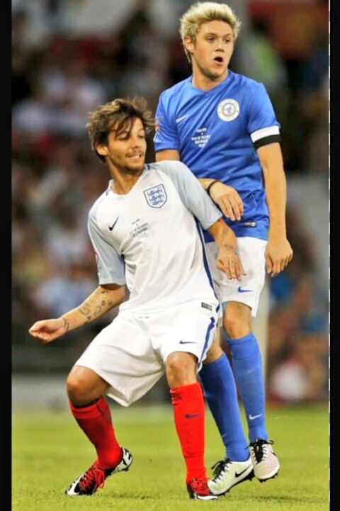 OneDire17227183's tweet photo. VAMOS RETWEET QUERO TODO MUNDO AJUDANDO #DIRECTIONESVAMOSLA 
      
   AMEM NOUIS
#ARIASONEDIRECTION https://t.co/Ra3FKLidxq