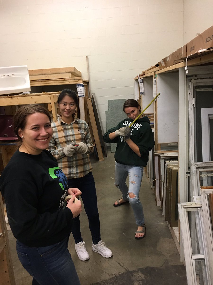 AUHabitat's tweet photo. Look at these wonderful human-beings volunteer in their free time at the Habitat Restore!! #ashlanduniversityhabitat https://t.co/4h5jtw8ra5