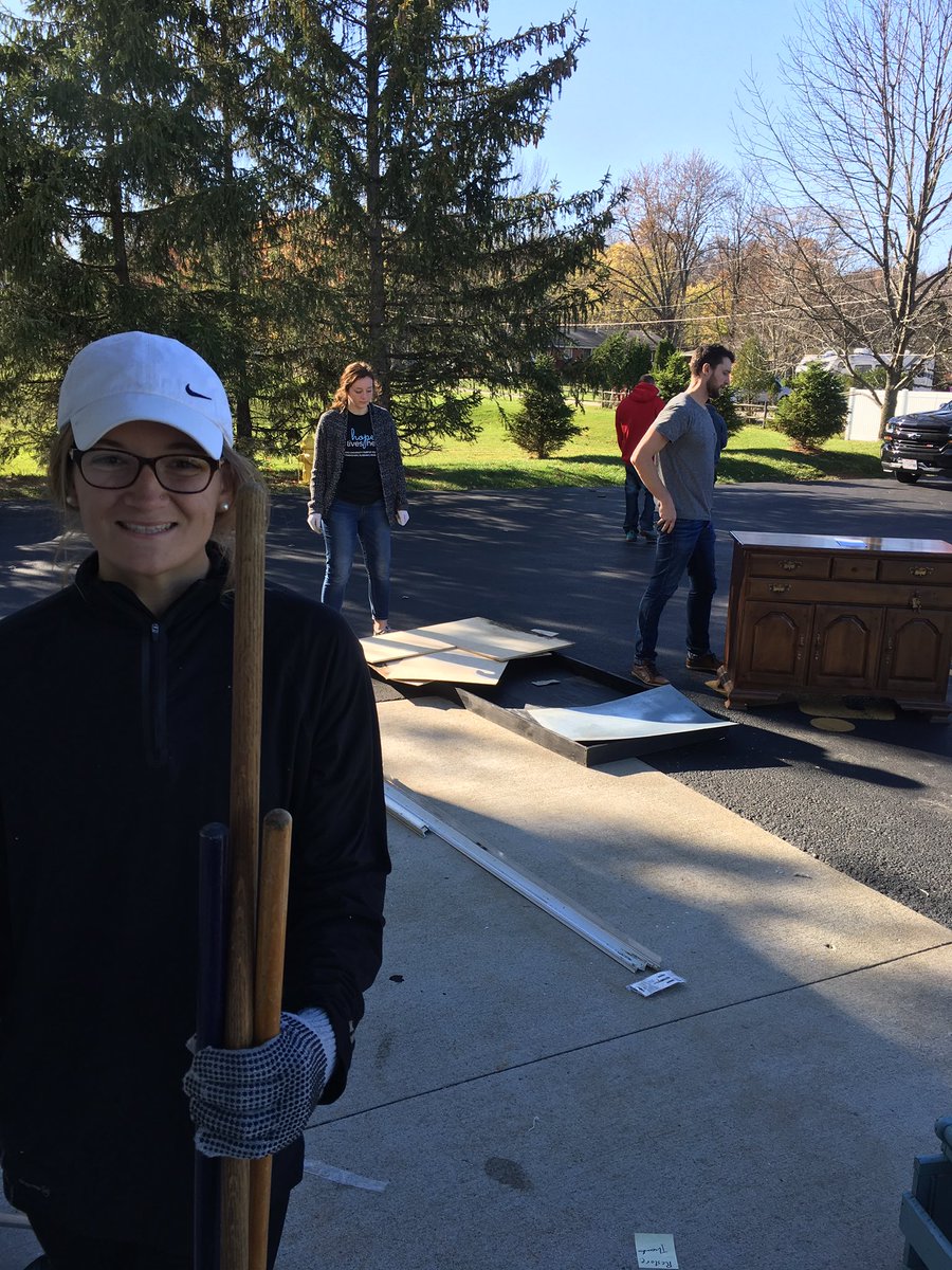 AUHabitat's tweet photo. Look at these wonderful human-beings volunteer in their free time at the Habitat Restore!! #ashlanduniversityhabitat https://t.co/4h5jtw8ra5