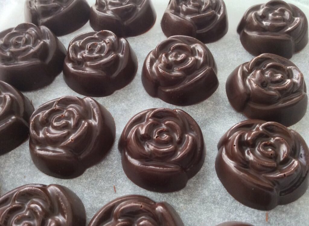 PaulineRoseC's tweet photo. Foil fresh bags of chocolates https://t.co/gjouXXjXFZ #chocolate #glutenfree #vegetarian https://t.co/dVJ5HscO9U