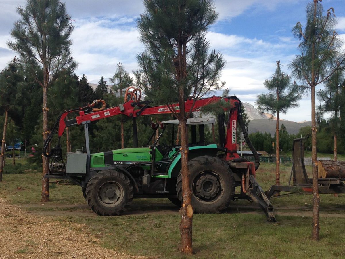 produccioncht's tweet photo. #Ahora en #Esquel Recorriendo la #MuestraForestalActiva de las #JFP2016
#ProducciónForestal
#IndustriaYBioenergía
#AgregadoDeValor https://t.co/lUwtbeAalt