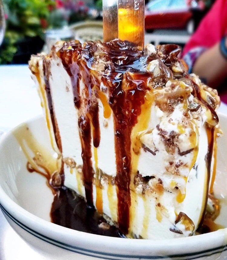 LUXBARChicago's tweet photo. Dessert cures all. #SnickersPie #icecream #eeeeeats https://t.co/N6HuMFaNWB