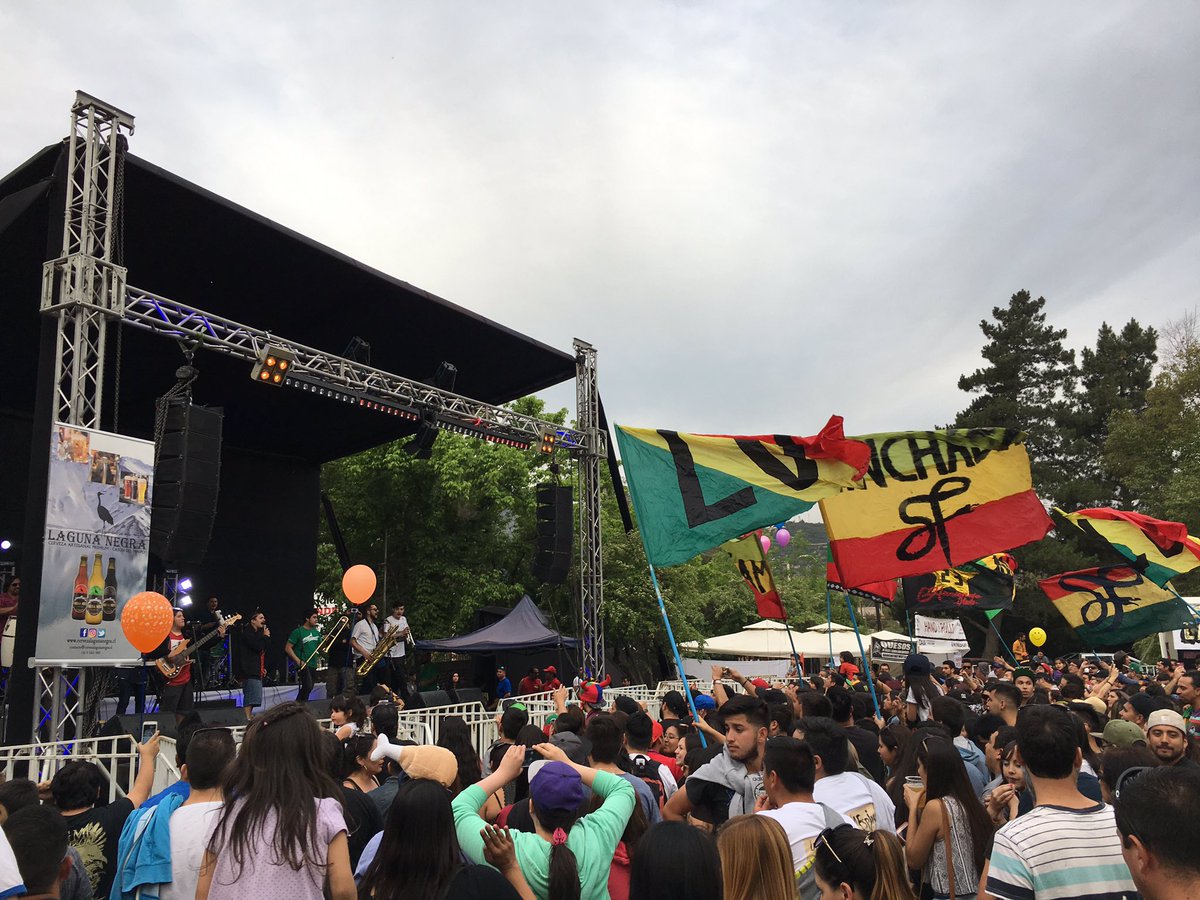Santa Feria sobre el escenario de la Fiesta de la Cerveza de Las Vizcachas y Laguna Negra auspiciando y refrescando a miles de asistentes