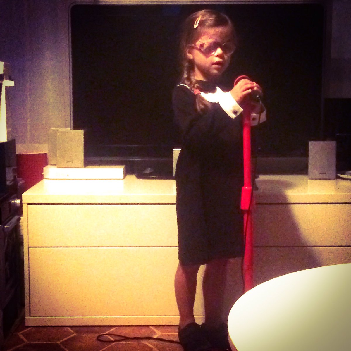 Nathalie_Jeudy's tweet photo. @nikosaliagas peux-tu faire une bise à @Jainmusic de la part de ma petite Loïse ? #MiniJain https://t.co/2HbrsvUjTH